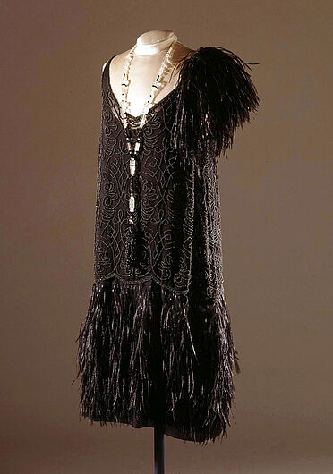 Kleid, um 1925. Kleid, um 1925. Mitte der 1920er Jahre setzte sich die kurze Kleidlinie durch. Die weiter nach unten gesetzte Taillennaht und der das Knie umspielende Rocksaum ermöglichte die erforderliche Bewegungsfreiheit für den Charleston. (Inv.Nr. KT 94/402)