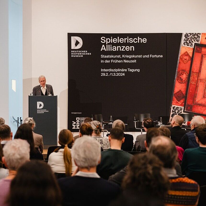 Thomas Weißbrich steht hinter einem Pult und spricht zum Publikum.