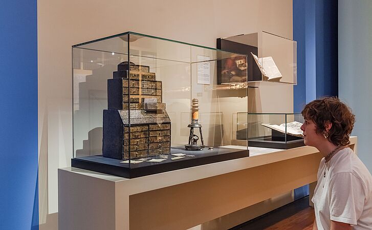 Exhibition overview “What is Enlightenment? Questions for the Eighteenth Century”