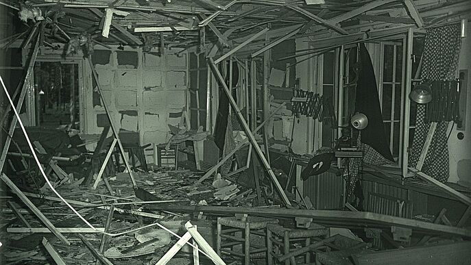 Zerstörter Raum in der Wolfsschanze nach Attentat auf Hitler Fotografie eines zerstörten Raumes.