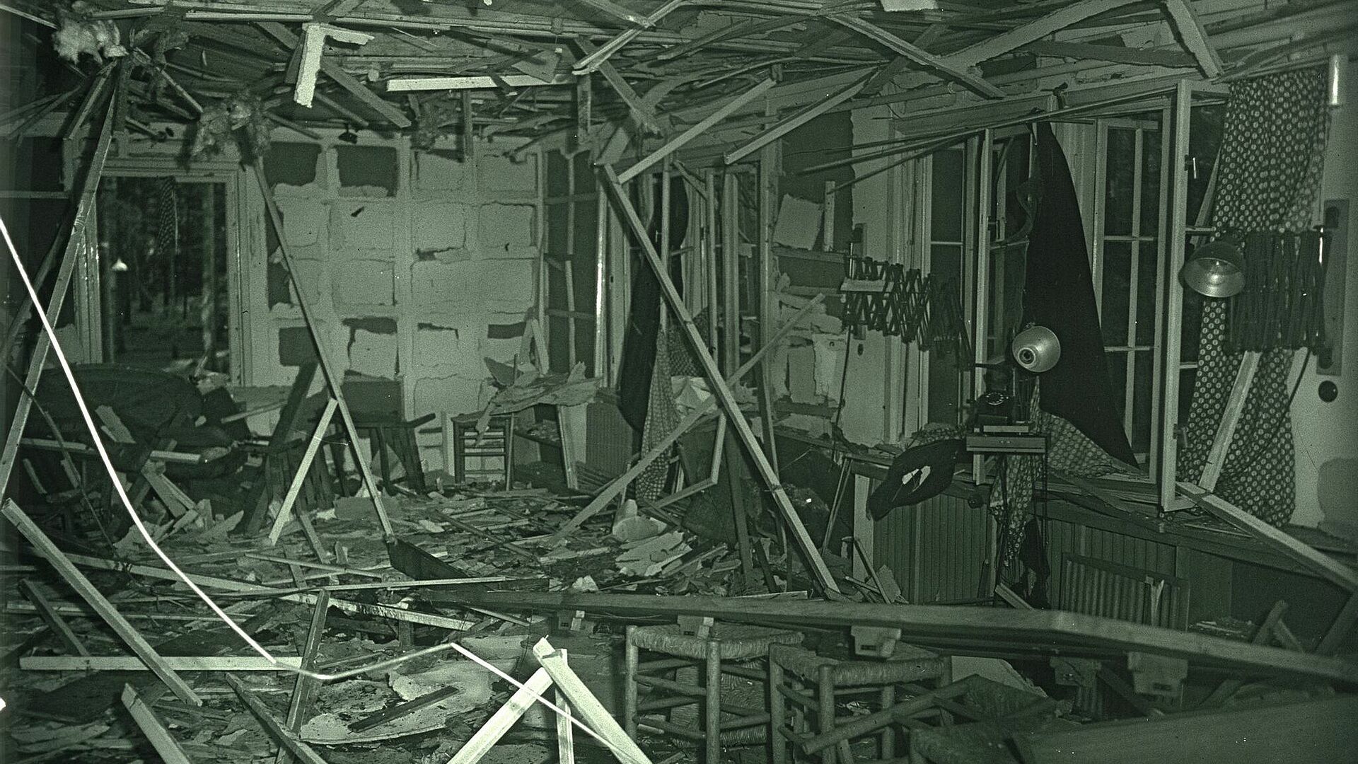 Zerstörter Raum in der Wolfsschanze nach Attentat auf Hitler