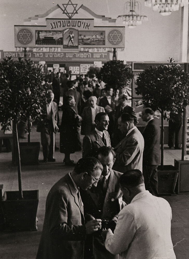 Visitors in the exhibition “Undzer veg in der frayheyt” (Our Path to Freedom), DP-Camp Bergen-Belsen, 1945 © Yad Vashem Photo Collection Visitors in the exhibition “Undzer veg in der frayheyt” (Our Path to Freedom), DP-Camp Bergen-Belsen, 1945 © Yad Vashem Photo Collection