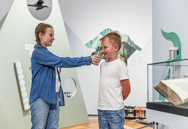 Ausstellungsansicht „Rein ins Gemälde! Eine Zeitreise für Kinder” 