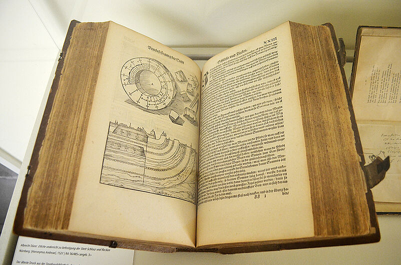 Ausstellung in der DHM-Bibliothek „Was vom Kriege übrig blieb“