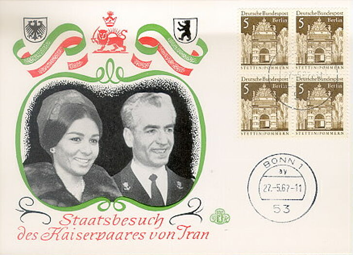 Foto des des Schahs von Persien mit Frau und Text auf einer Postkarte.