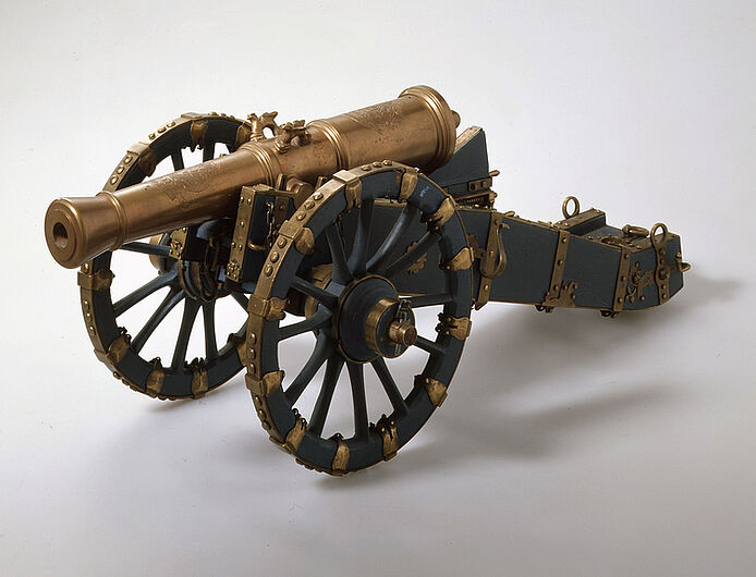 Modell einer 12-pfündigen Kanone, 1759-1762.  Das Modell diente im Berliner Zeughaus zur Ausbildung von Artilleristen. Überliefert ist eine „Vorlesung so denen gemeinen Canoniers zu Berlin von ihren Officiers in dem Zeughaus allda anno 1772 ist gehalten worden“. (Inv.Nr. W 3282)