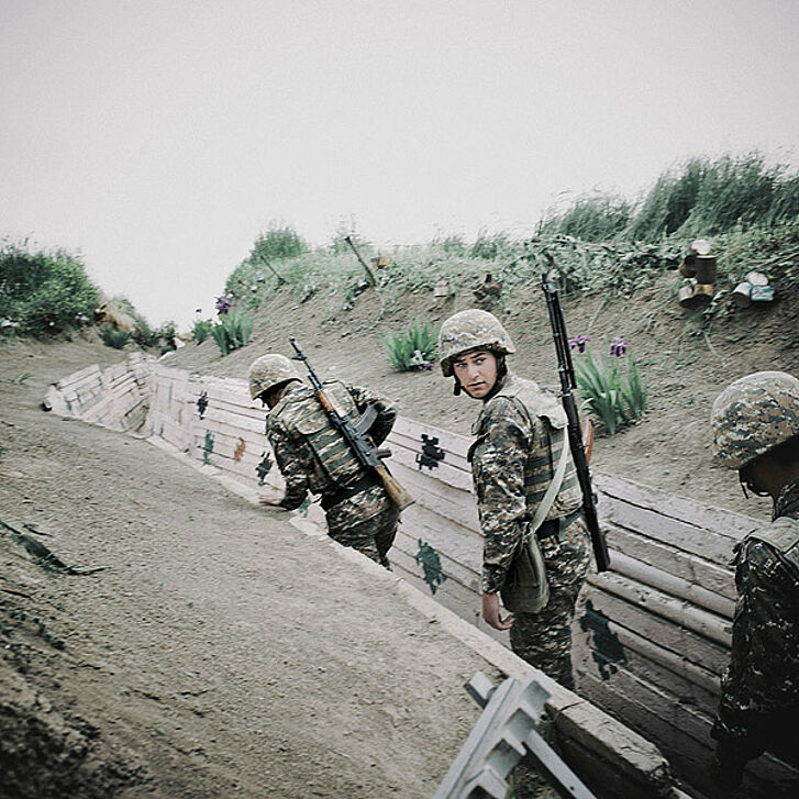 Soldaten im Schützengraben.