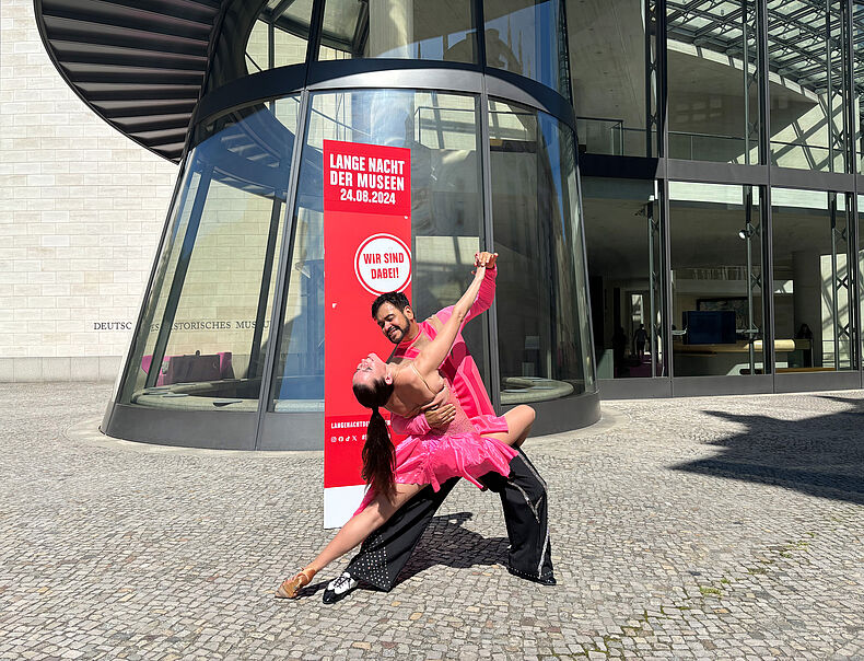 Ein Paar der Tanzschule Zapatissimo tanzt Salsa vor dem Pei-Bau Ein Paar der Tanzschule Zapatissimo tanzt Salsa vor dem Pei-Bau