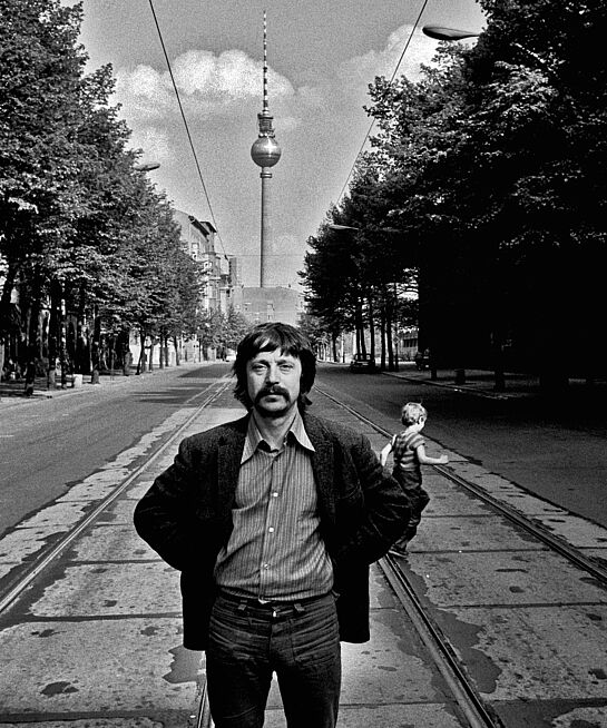 Wolf Biermann auf der Oranienburger Straße mit dem Fernsehturm im Hintergrund, Ost-Berlin, 1975 Wolf Biermann auf der Oranienburger Straße mit dem Fernsehturm im Hintergrund