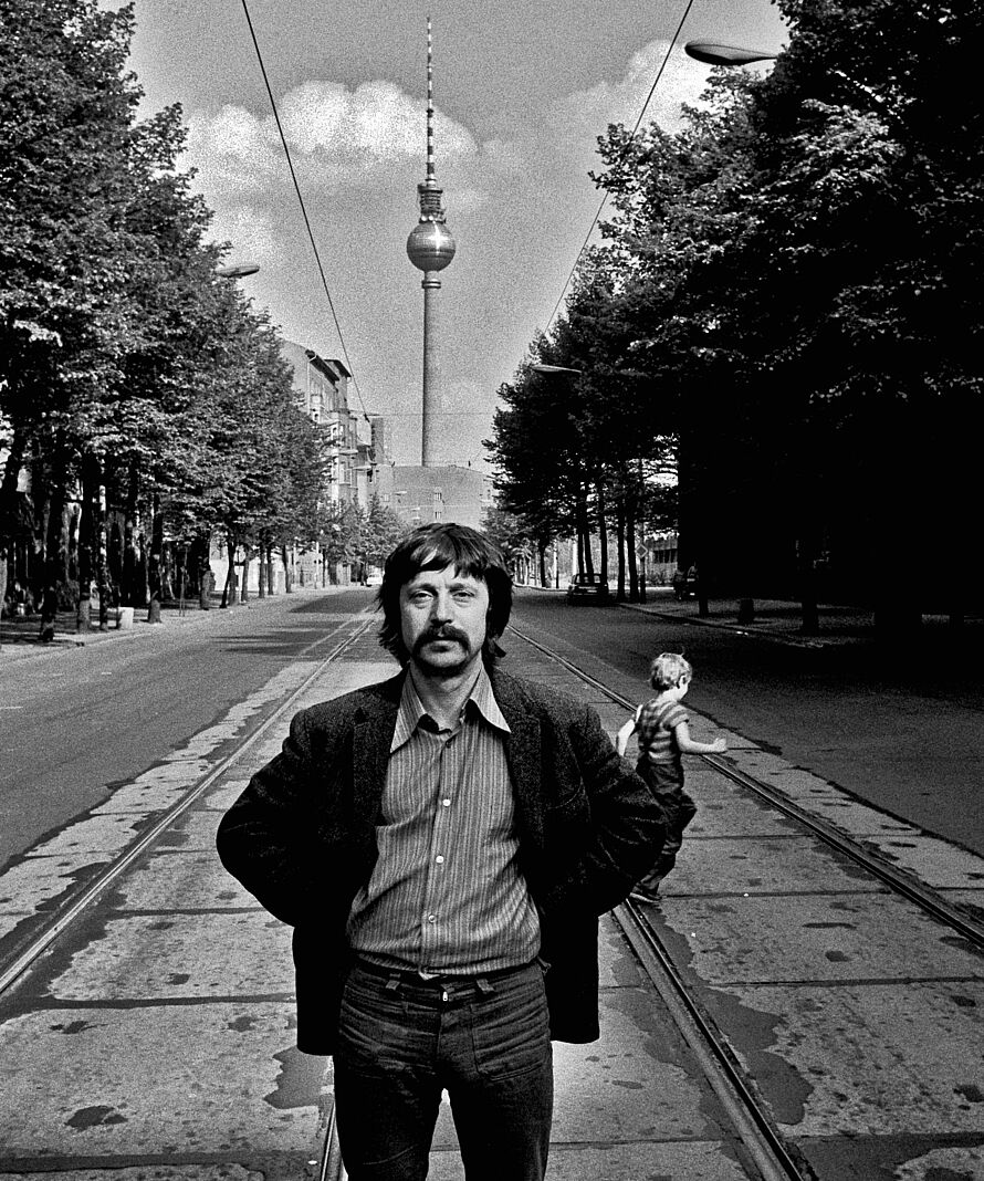 Wolf Biermann auf der Oranienburger Straße mit dem Fernsehturm im Hintergrund, Ost-Berlin, 1975 Wolf Biermann auf der Oranienburger Straße mit dem Fernsehturm im Hintergrund