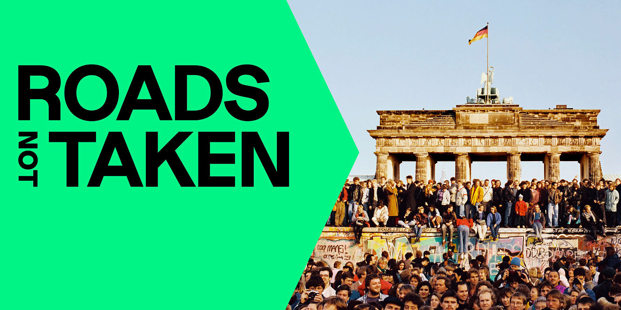 Ausstellungstitel links neben Bild vom Mauerfall rechts.
