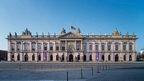 Zeughaus, Berlin 2005 Ansicht des vorderen Teils des historischen Gebäudes, das rosa gestrichen ist.