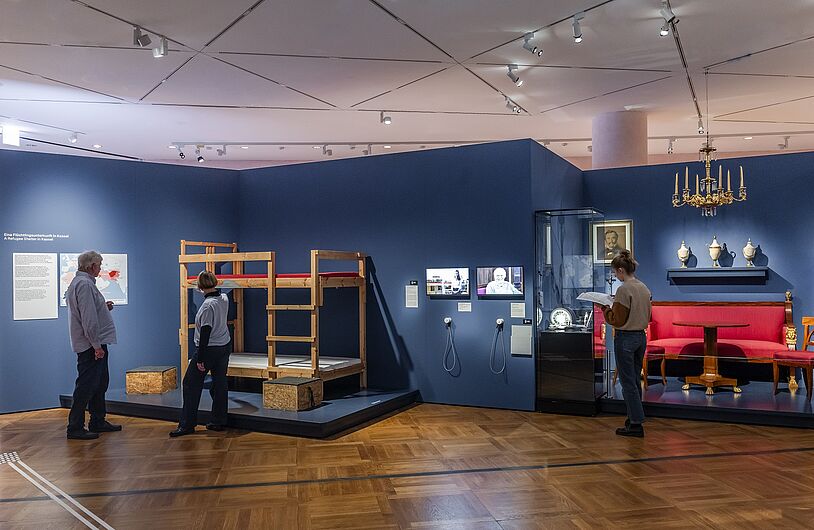 Menschen stehen in einer Ausstellung