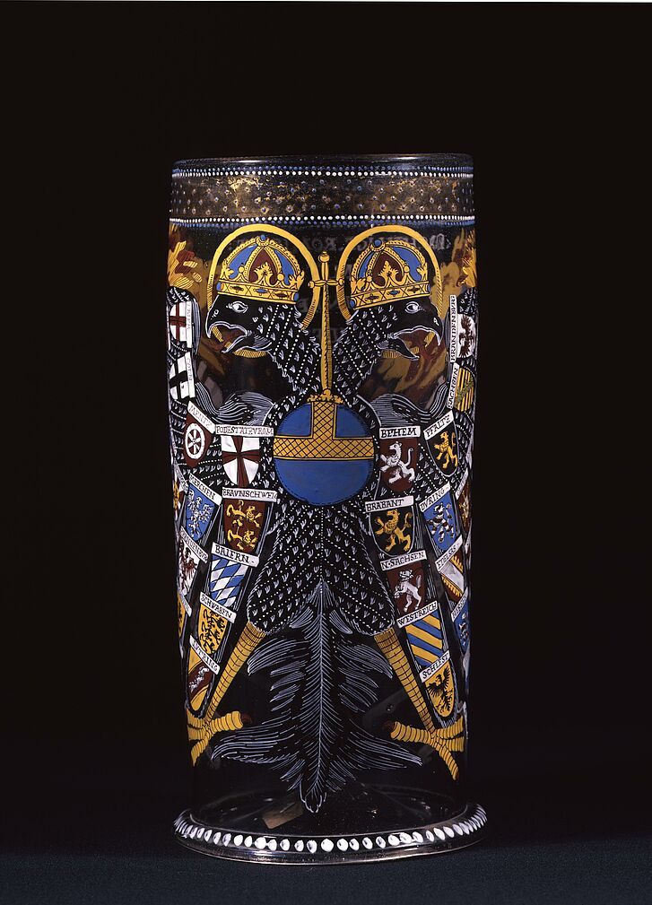 Trinkgefäß mit Adlern und Wappen.