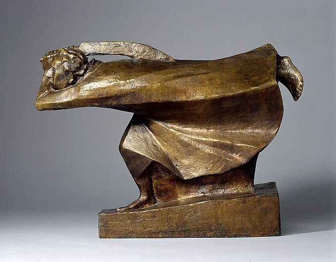 Ernst Barlach, Der Rächer, 1914 (Modell), 1950 (Guss). Der Bildhauer und Graphiker Ernst Barlach erhielt 1937 Ausstellungsverbot für sein gesamtes Werk. Mehr als 370 Stücke Barlachs wurden als „entartet“ beschlagnahmt. (Inv.Nr. 1988/606)