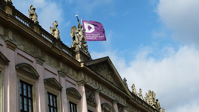 Ansicht von einem historischen Gebäude mit Flagge des Deutschen Historischen Museums.