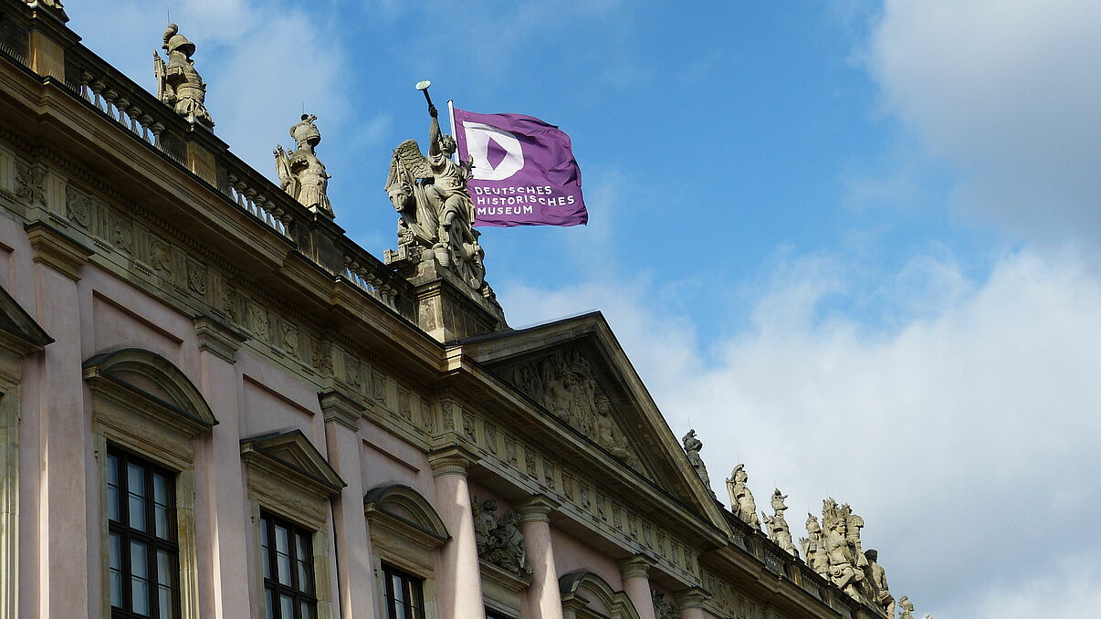 Ansicht von einem historischen Gebäude mit Flagge des Deutschen Historischen Museums.