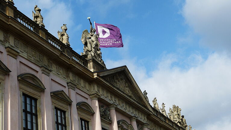 Ansicht von einem historischen Gebäude mit Flagge des Deutschen Historischen Museums.