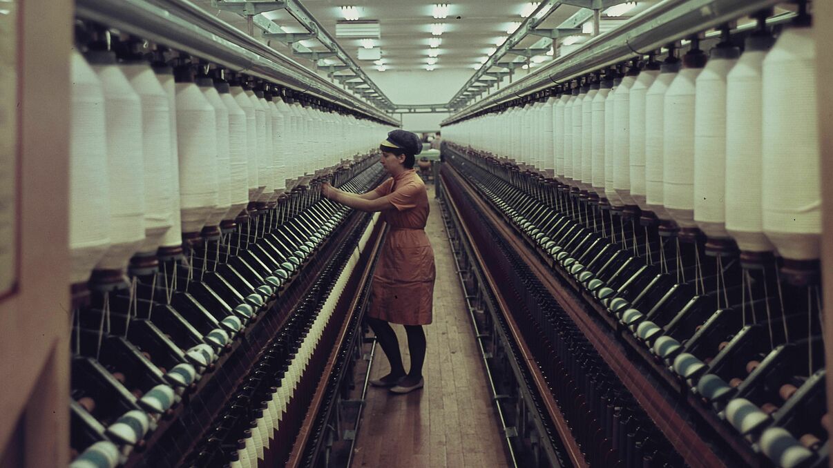 Arbeiterinnen an der Ringspinnmaschine im VEB Baumwollspinnerei Leinefelde, Martin Schmidt, Leinefelde 1965, DHM © Martin Schmidt Arbeiterinnen an der Ringspinnmaschine im VEB Baumwollspinnerei Leinefelde, Martin Schmidt, Leinefelde 1965, DHM © Martin Schmidt