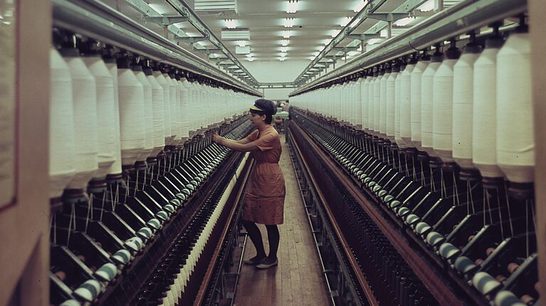 Arbeiterinnen an der Ringspinnmaschine im VEB Baumwollspinnerei Leinefelde, Martin Schmidt, Leinefelde 1965, DHM © Martin Schmidt Arbeiterinnen an der Ringspinnmaschine im VEB Baumwollspinnerei Leinefelde.