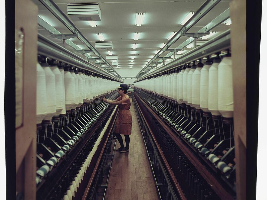Arbeiterinnen an der Ringspinnmaschine im VEB Baumwollspinnerei Leinefelde, Martin Schmidt, Leinefelde 1965, DHM © Martin Schmidt Arbeiterinnen an der Ringspinnmaschine im VEB Baumwollspinnerei Leinefelde, Martin Schmidt, Leinefelde 1965, DHM © Martin Schmidt