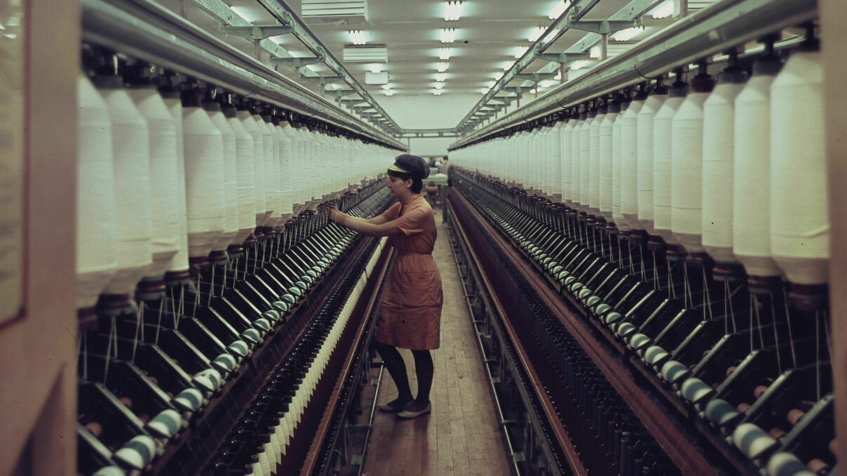 Arbeiterinnen an der Ringspinnmaschine im VEB Baumwollspinnerei Leinefelde, Martin Schmidt, Leinefelde 1965, DHM © Martin Schmidt Arbeiterinnen an der Ringspinnmaschine im VEB Baumwollspinnerei Leinefelde, Martin Schmidt, Leinefelde 1965, DHM © Martin Schmidt