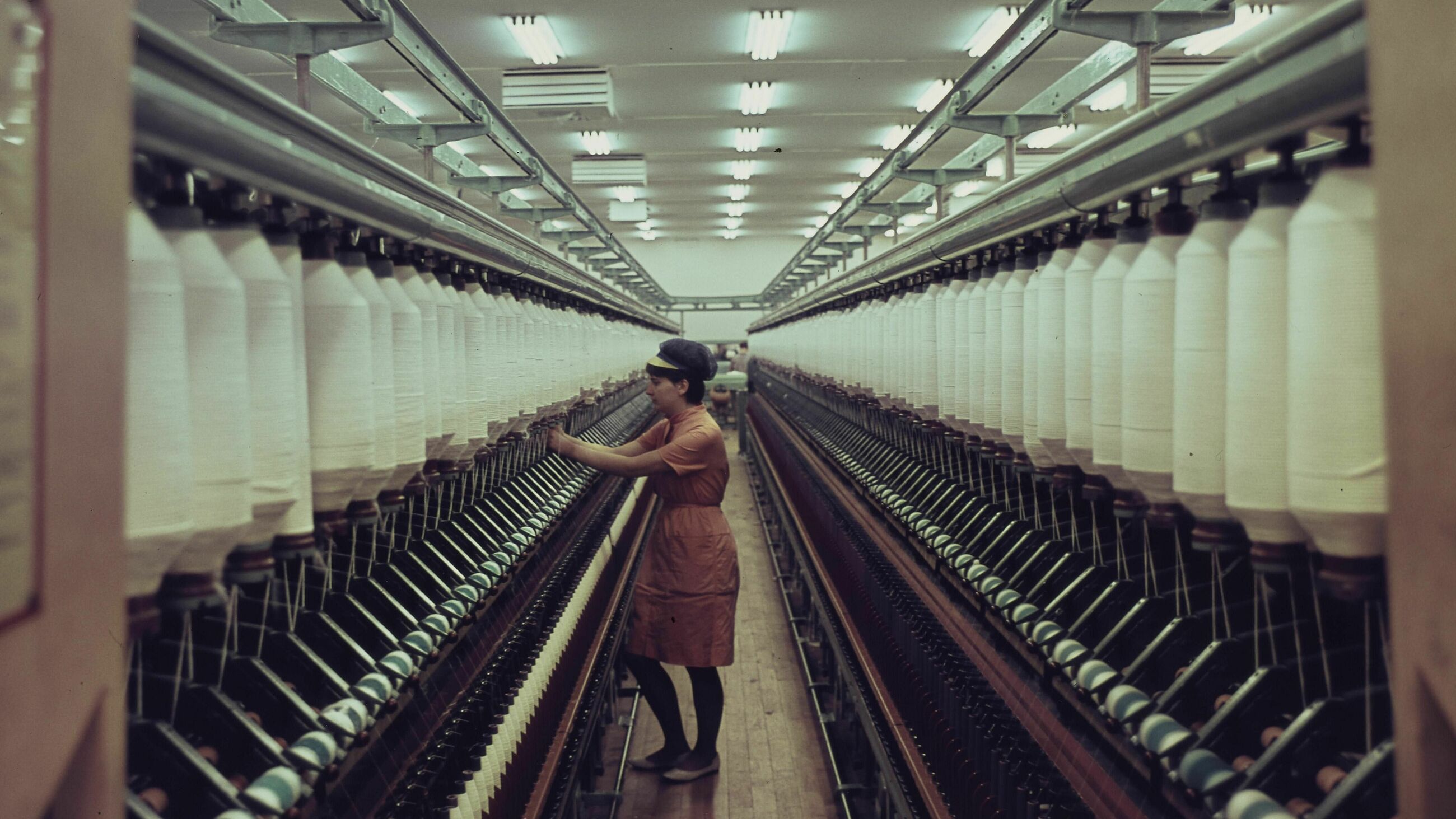 Arbeiterinnen an der Ringspinnmaschine im VEB Baumwollspinnerei Leinefelde, Martin Schmidt, Leinefelde 1965, DHM © Martin Schmidt Arbeiterinnen an der Ringspinnmaschine im VEB Baumwollspinnerei Leinefelde, Martin Schmidt, Leinefelde 1965, DHM © Martin Schmidt