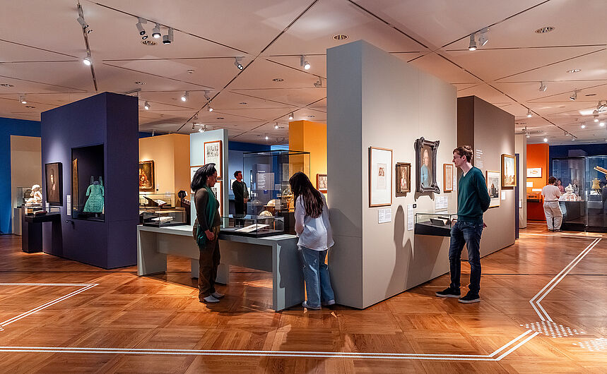 Personen schauen sich die Ausstellung an.