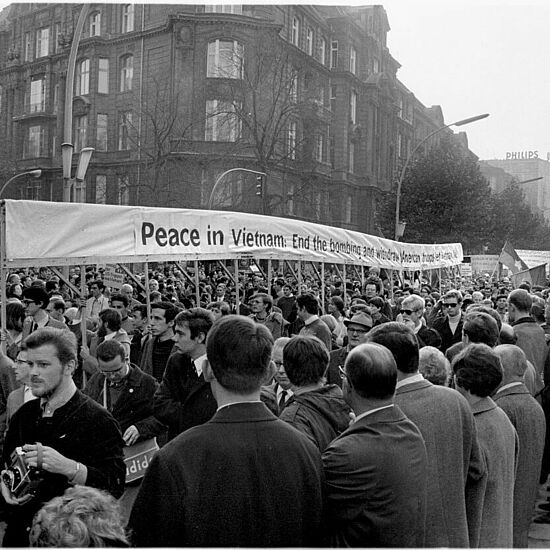 Foto-Negativ: Demonstranten und Schaulustige beim Internationalen Demonstrationstag gegen den Vietnamkrieg.