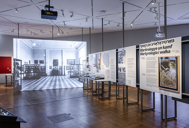 Exhibition view "On Displaying Violence: First Exhibitions on the Nazi Occupation in Europe, 1945-1948" - Exhibition Section "Martirologye un kamf / Martyrologia i walka" (Martyrology and Struggle) Exhibition view "On Displaying Violence: First Exhibitions on the Nazi Occupation in Europe, 1945-1948" - Exhibition Section "Martirologye un kamf / Martyrologia i walka" (Martyrology and Struggle)