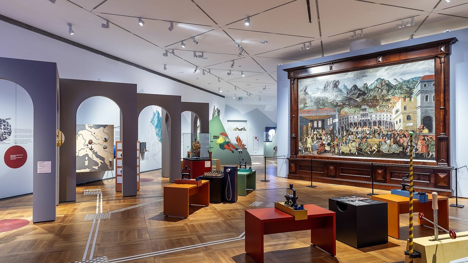 Ausstellungsansicht mit verschiedenen Objekten.