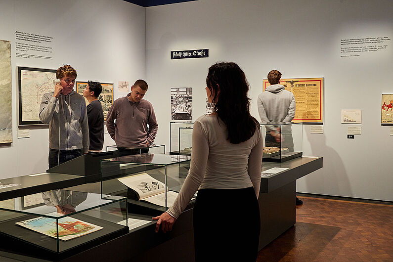 Menschen stehen in einer Ausstellung