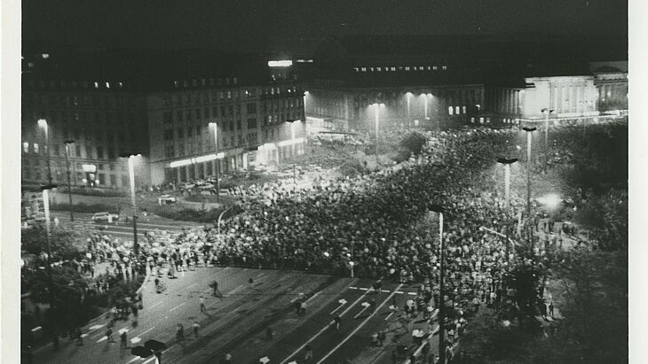 Menschenmassen auf der Straße.