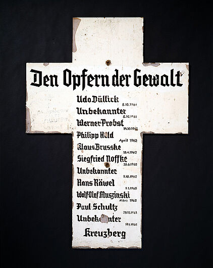 Kreuz von der Mauergedenkstätte am Reichstag, nach 1971. Kreuz von der Mauergedenkstätte am Reichstag, nach 1971. Zehn Jahre nach dem Bau der Mauer errichtete der private Berliner Bürgerverein eine Gedenkstätte. Hinter dem Reichstag erinnerte er mit selbstgefertigten Holzkreuzen an die Opfer der Berliner Mauer. (Inv.Nr. Pol 2003/1)