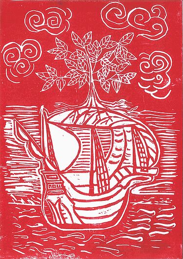 Roter Linolschnitt: Historisches Segelschiff auf Wellen, aus dessen Rumpf ein belaubter Baum wächst; vier Spiralwolken im Hintergrund.