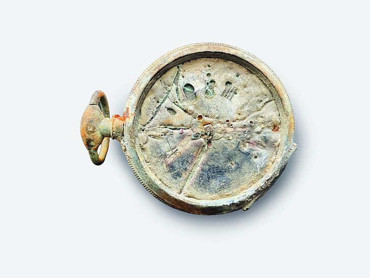 Pocket watch of a victim of the Oradour-sur-Glane Massacre, Association Nationale des Familles des Martyrs d’Oradour-sur-Glane © Association Nationale des Familles des Martyrs d’Oradour-sur-Glane, photo: Benoît Sadry Pocket watch of a victim of the Oradour-sur-Glane Massacre, Association Nationale des Familles des Martyrs d’Oradour-sur-Glane © Association Nationale des Familles des Martyrs d’Oradour-sur-Glane, photo: Benoît Sadry