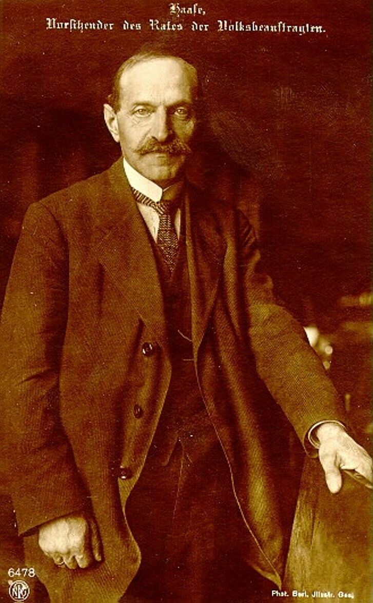 Foto vom stehenden Hugo Haase im Anzug.