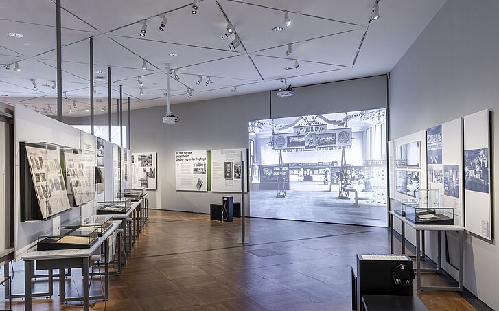 Exhibition view "On Displaying Violence: First Exhibitions on the Nazi Occupation in Europe, 1945-1948" - Exhibition Section "Undzer veg in der frayhayt" (Our Path to Freedom) Exhibition view "On Displaying Violence: First Exhibitions on the Nazi Occupation in Europe, 1945-1948" - Exhibition Section "Undzer veg in der frayhayt" (Our Path to Freedom)