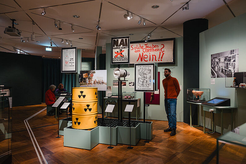 In der Ausstellung „Natur und deutsche Geschichte. Glaube – Biologie – Macht” Menschen stehen in einer Ausstellung