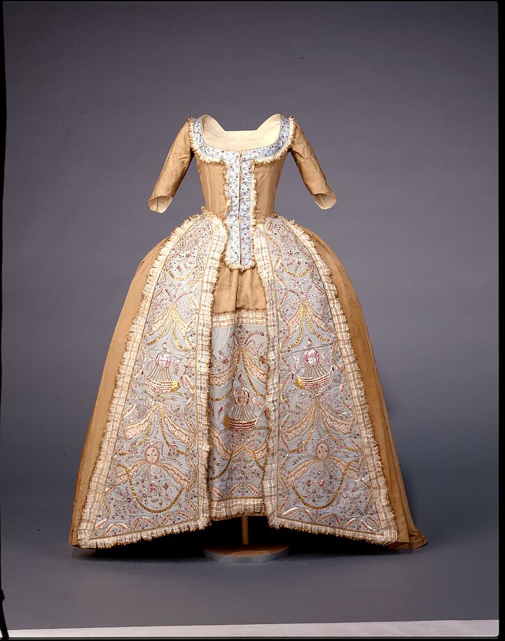 Historisches Kleid au aus dem 18. Jahrhundert mit Verzierungen.