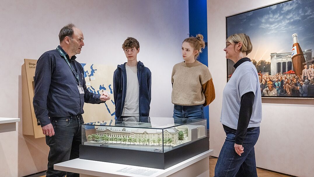 Menschen stehen in einer Ausstellung