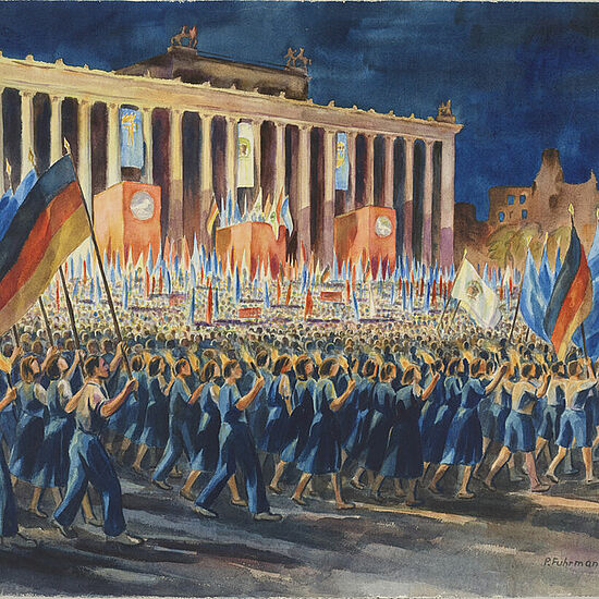 Illustration einer Menschenmasse vor einem historischen Gebäude, die Flaggen trägt.