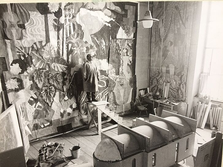 Hermann Kaspar vor dem Entwurf des Gobelins "Die Frau Musica" in seinem Atelier Fotografie von Hermann Kaspar in seinem Atelier vor dem Gobelin Die Frau Musica