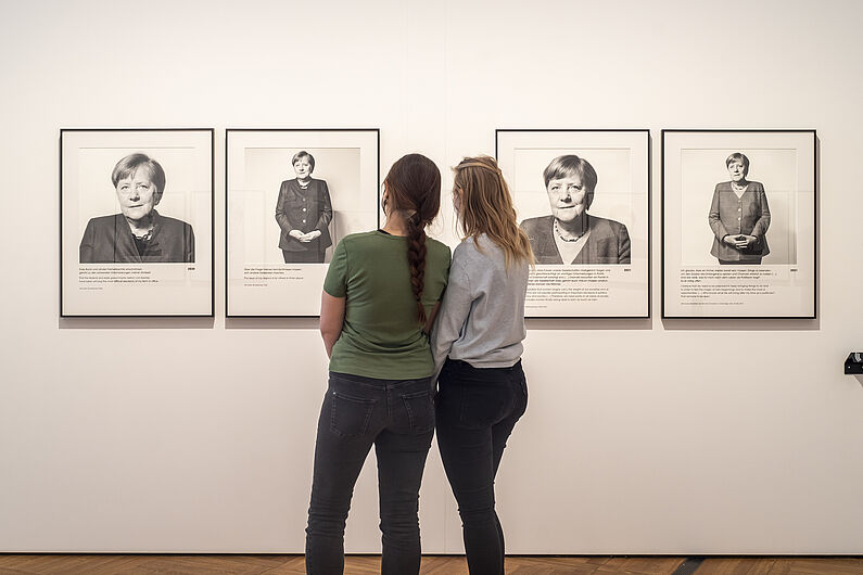 In der Ausstellung „Herlinde Koelbl. Angela Merkel Portraits 1991 – 2021” © DHM/Mathias Völzke