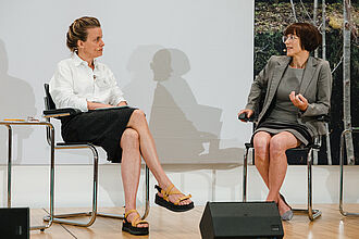 Moderiert von Projektleiterin Julia Voss (links) diskutierte Annette Kehnel zu ihrem Vortrag.