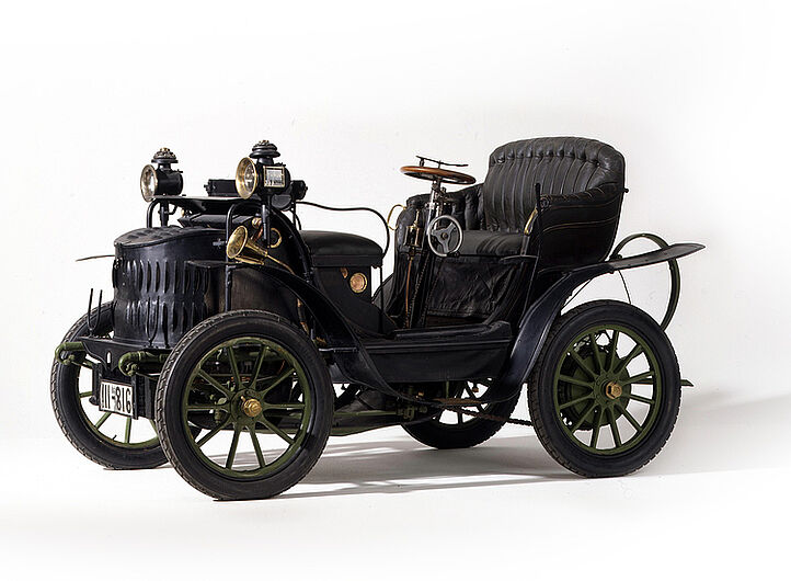 Automobil „Maurer Union“, 1898/1908. Die 1899 gegründete Motorfahrzeuge-Fabrik Maurer-Union in Nürnberg gehörte zu den frühen Fahrzeugherstellern. Der von ihr produzierte „Doktorwagen“ mit zwei Sitzen war speziell als Berufsgefährt für Ärzte gedacht. (Inv.Nr. Pro 54/68)