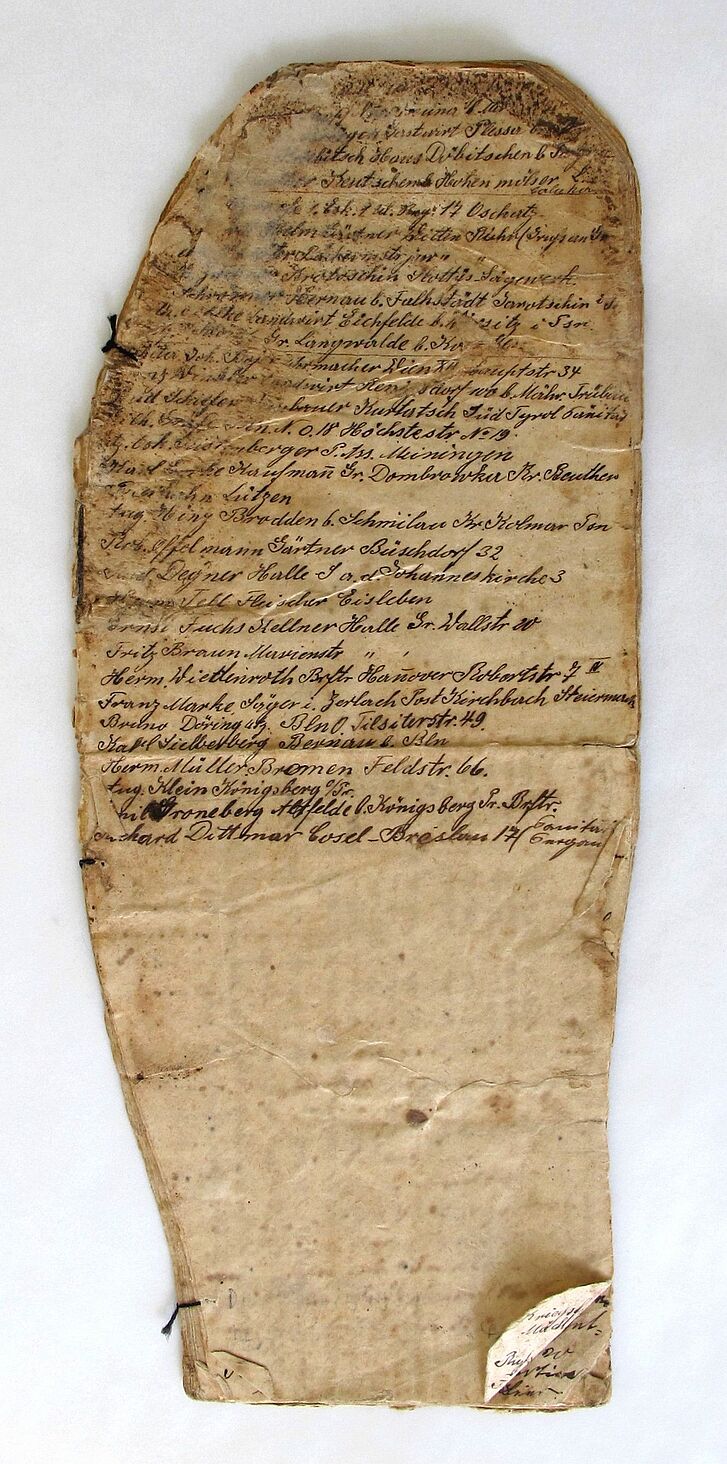 Text auf Papier, der wie eine Schuhsohle geformt ist.