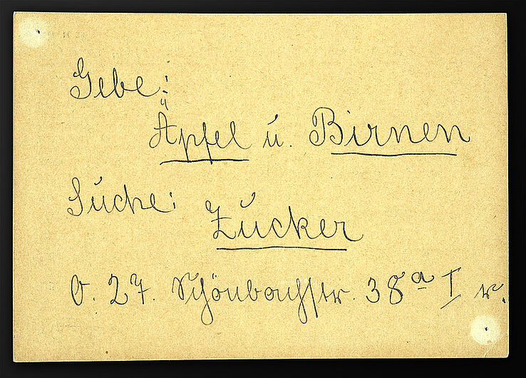 Handgeschriebene Tauschanzeige – Äpfel und Birnen gegen Zucker, 1945/1946. Was mit Bezugsscheinen und Lebensmittelkarten nicht zu beschaffen war, wurde eingetauscht. So wurde Obst gegen Zucker getauscht, und entbehrliches Mobiliar wechselte den Besitzer im Tausch gegen Nahrungsmittel. Wer aber mit dem Tausch von Lebensmitteln gegen Wertgegenstände verdienen wollte, gab seine Adresse besser nicht preis. (Inv.Nr. DG 67/259)