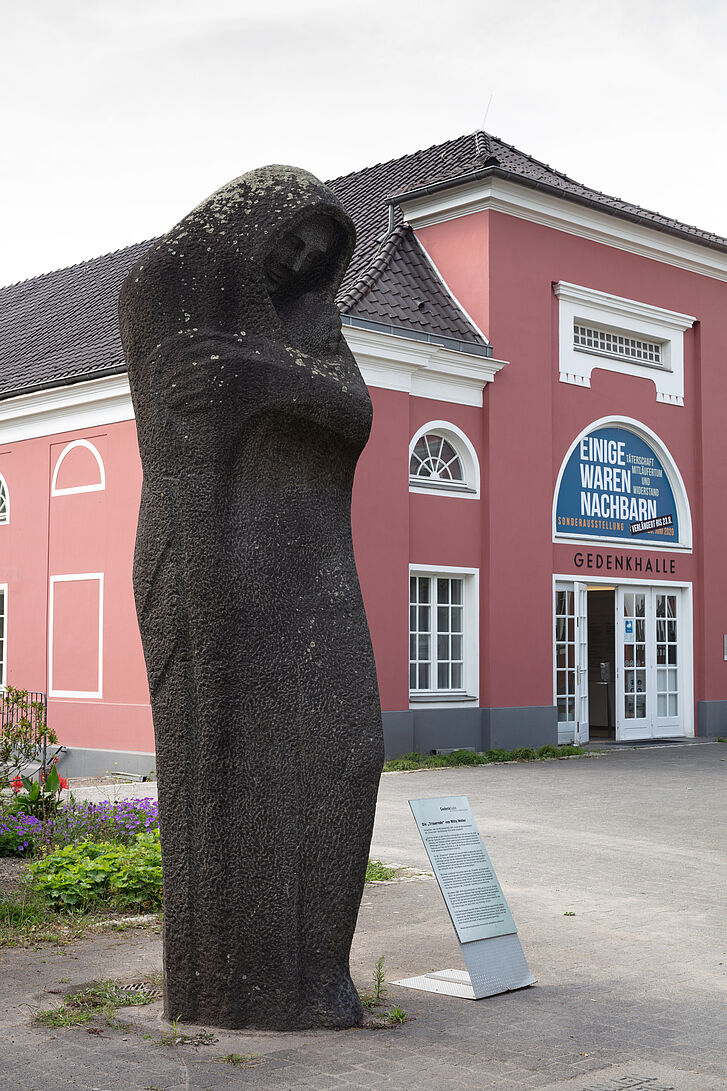 Willy Meller, Die Trauernde Willy Meller, Die Trauernde vor der Gedenkhalle in Oberhausen, 1962 © DHM/Fotograf: Thomas Bruns, 2020
