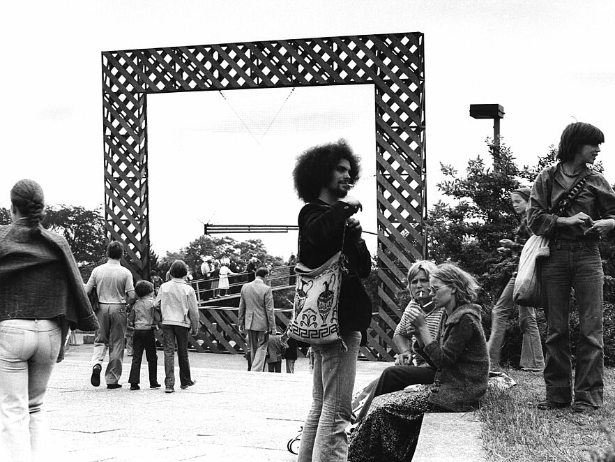 Zigarettenpause vor dem „Rahmenbau“ von Haus-Rucker-Co am östlichen Rand des Friedrichsplatzes, Kassel, documenta 6, 1977, Foto: © Hans Braun